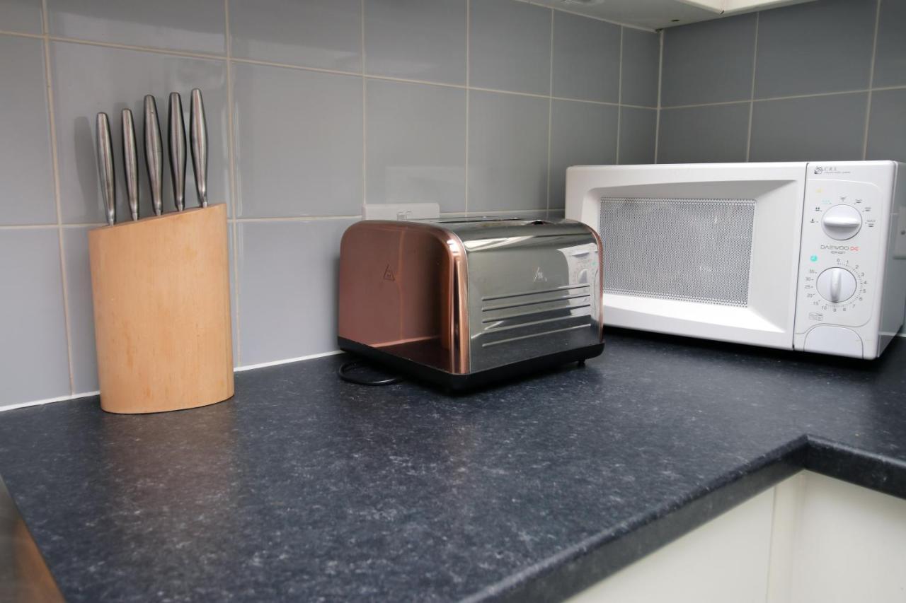 Stylish 2 Bed Flat In Heart Of Centre Apartment *